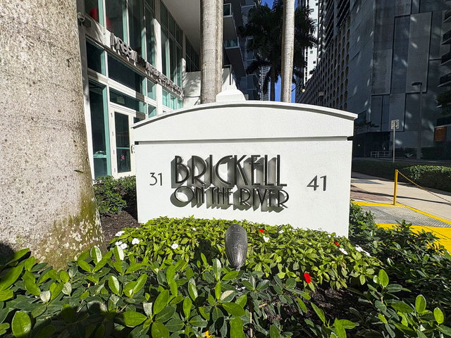 Brickell on the River South  photo 2